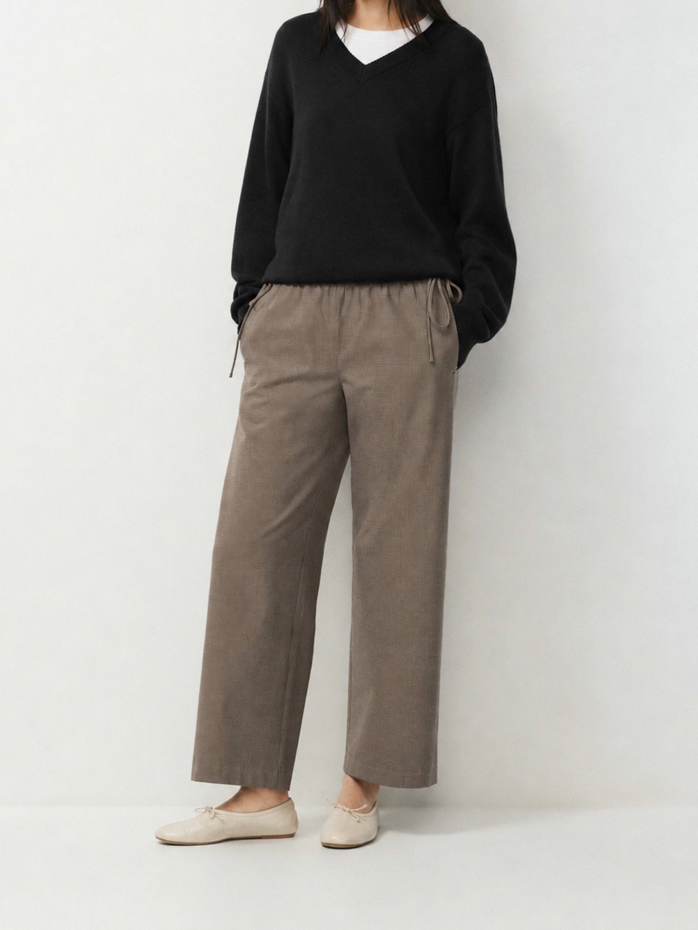 Aritzia women’s Wide-Leg Drawstring Chinos in Taupe Brown